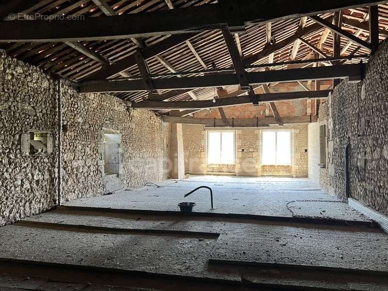 Propriété de caractère avec piscine et dépendances - Fort potentiel - Chevanceaux (17) - photo 14
