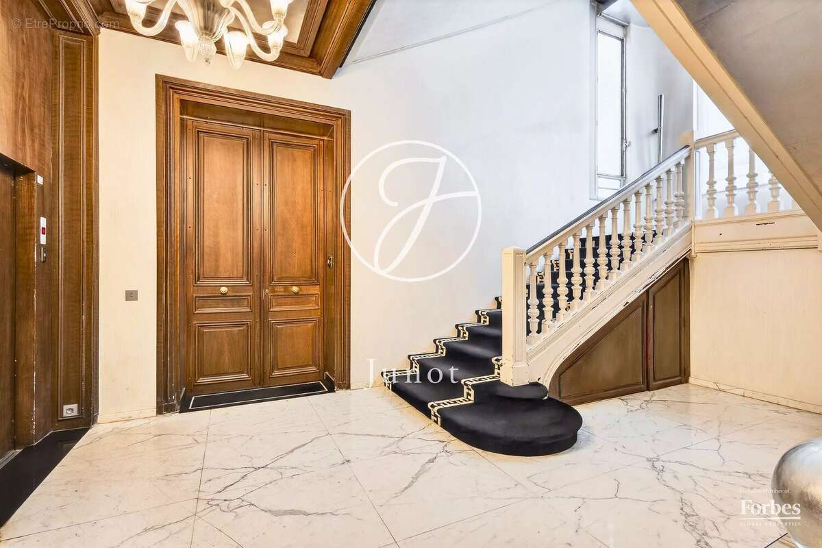Paris 16e  - FOCH - Appartement d’exception à vendre - 3 pièces -  84,84m² Carrez / 89,15m² au sol - dernier étage -2 chambres - - photo 10