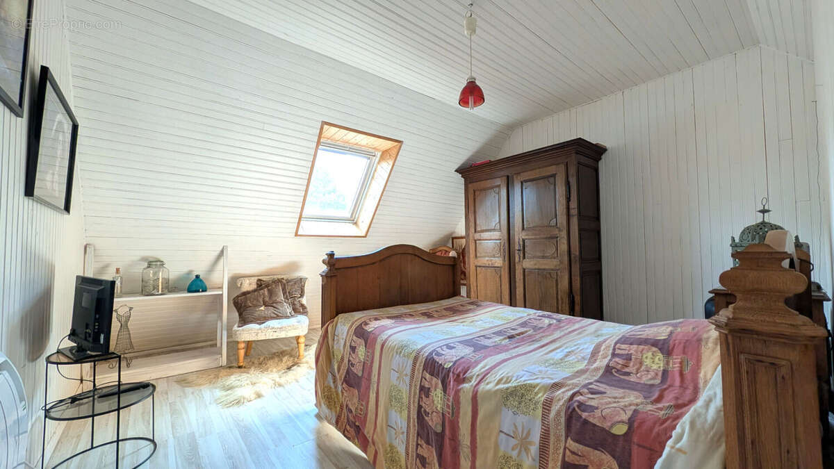Maison de caractère du XVIIIème siècle avec jardin et dépendances ! - photo 13