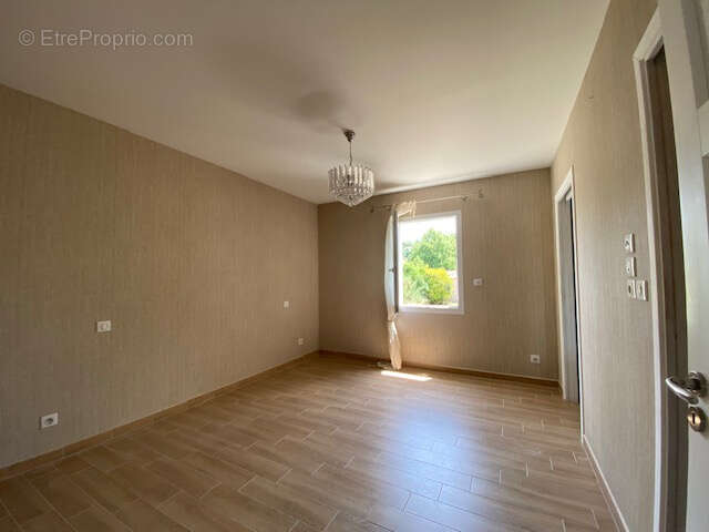 ROULLET SAINT ESTEPHE Maison de plain pied 169 m2  3 chambres secteur calme - photo 14