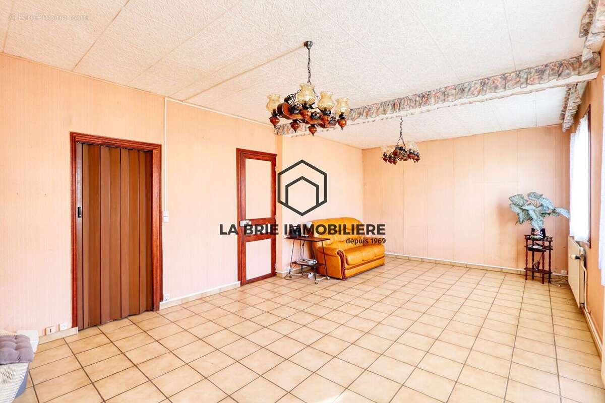 Maison 113 m² à Grisy-Suisnes  - photo 5