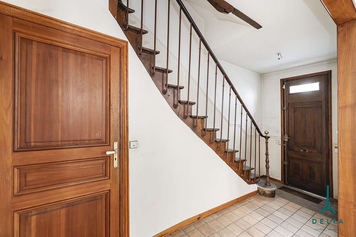 Porte donnant accès au sous-sol