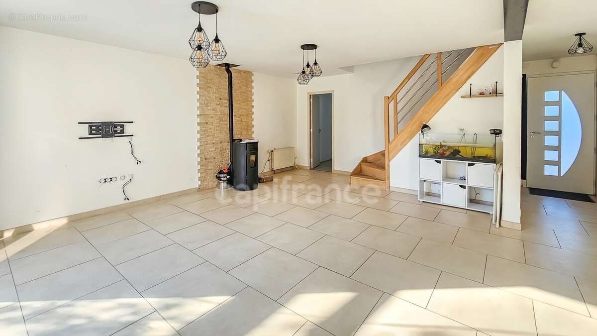 A vendre 6 pièces MORIGNY-CHAMPIGNY (91) maison sur sous-sol total en bon état sur terrain clos de 1961 m² - photo 2