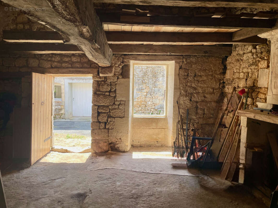 Bâtiment (ancienne maison) en cours de rénovation avec dépendances et parcelle attenante - photo 13
