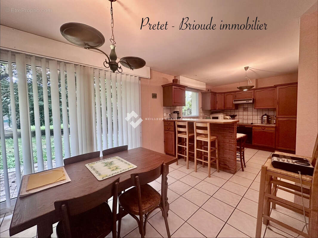 Maison 170 m² à Massiac  - photo 6