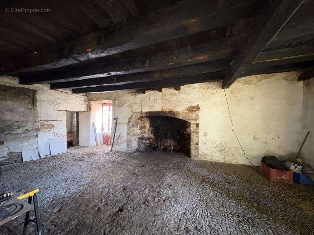 Maison à SALON-LA-TOUR