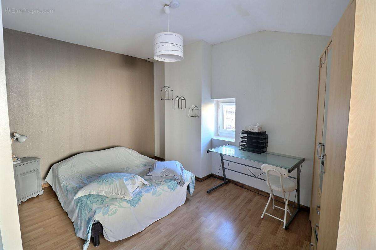 Appartement à BAGNOLS-SUR-CEZE