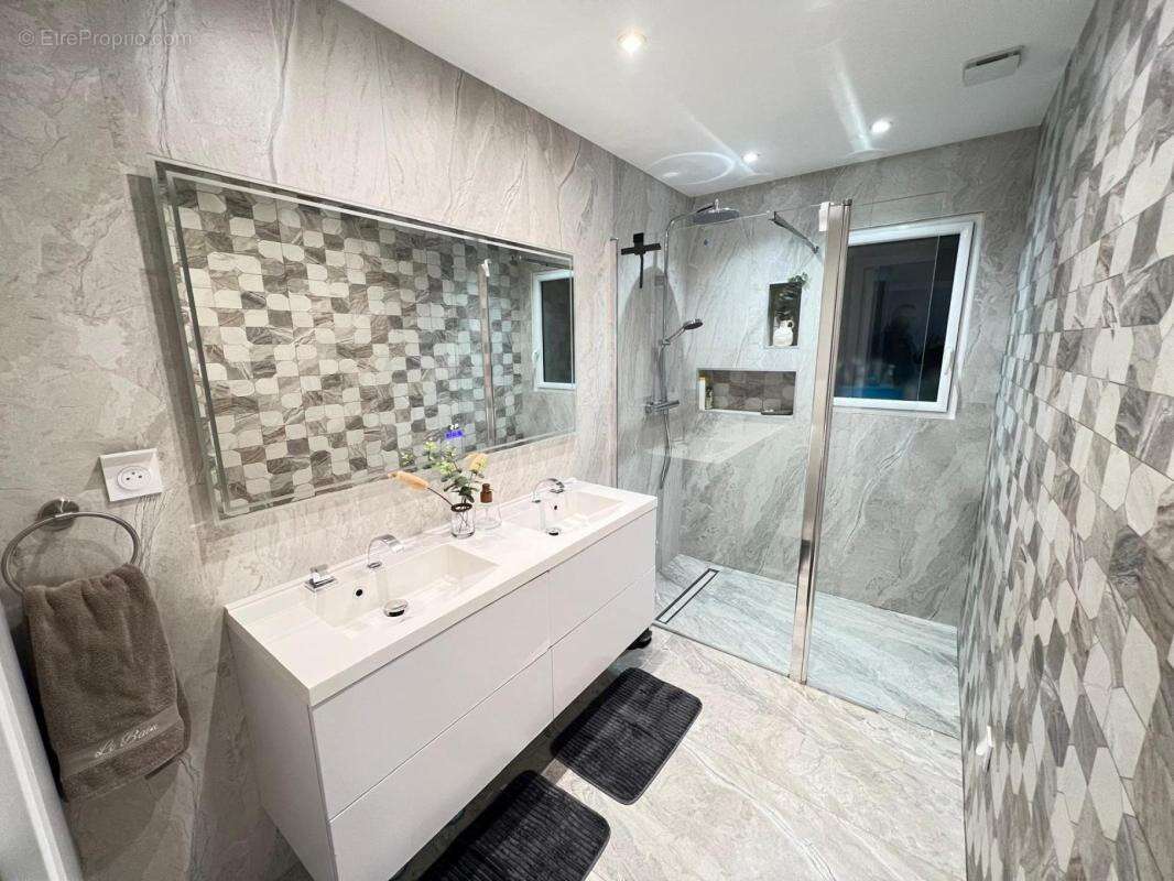 Maison à SAINT-MACAIRE-EN-MAUGES