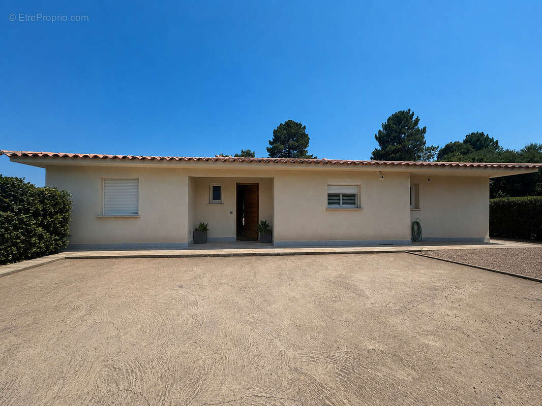 Maison avec piscine et dépendance - photo 12