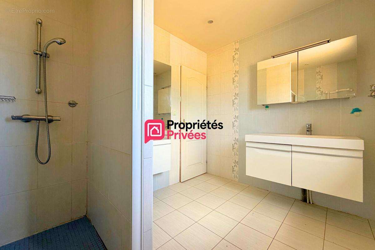 Maison T5 à vendre de 116 m² avec sous-sol complet et combles aménageables à Saint Gervais D'Auvergne 63390 - photo 13