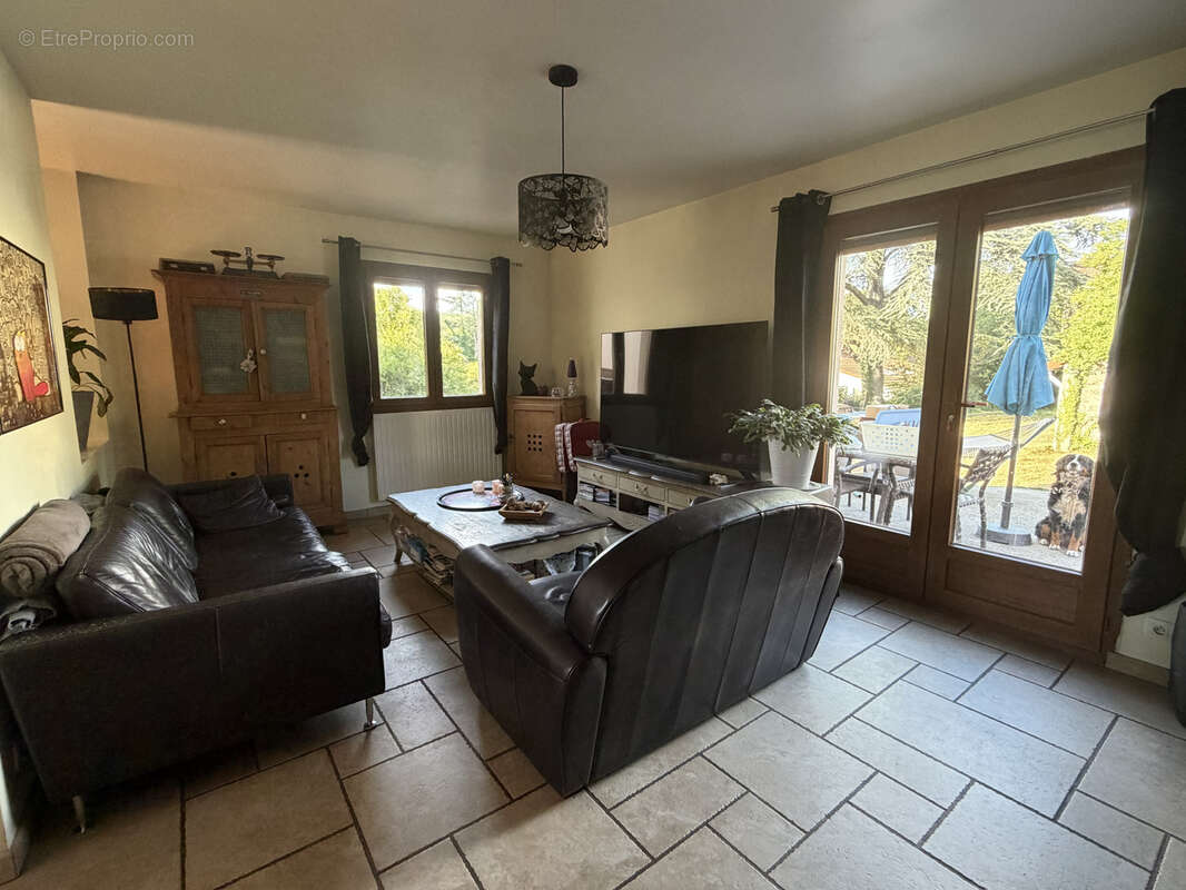 Maison familiale rénovée avec jardin - Le Chambon-Feugerolles - photo 14