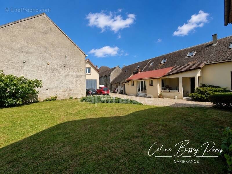 Maison à VILLENEUVE-LA-GUYARD