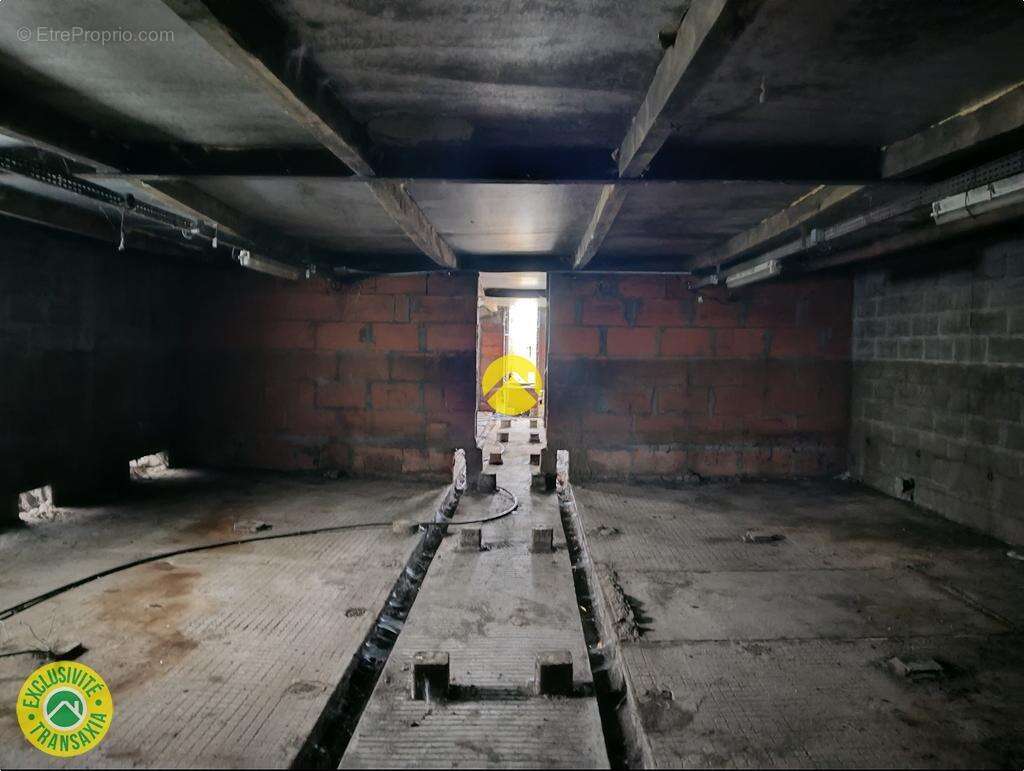 Commerce à LURCY-LEVIS