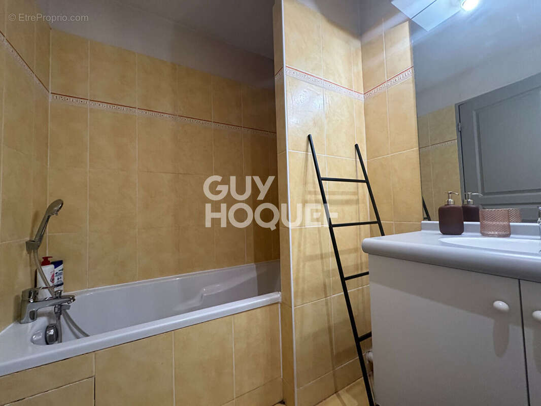 studio dernier étage ascenseur , de 24 m2 au sol -cave -grenier- possible Airbnb - photo 4
