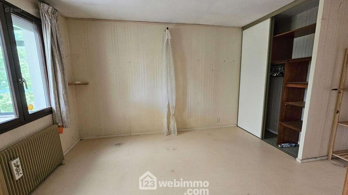 Une seconde chambre de 13 m² avec son placards. - Maison à VIDELLES