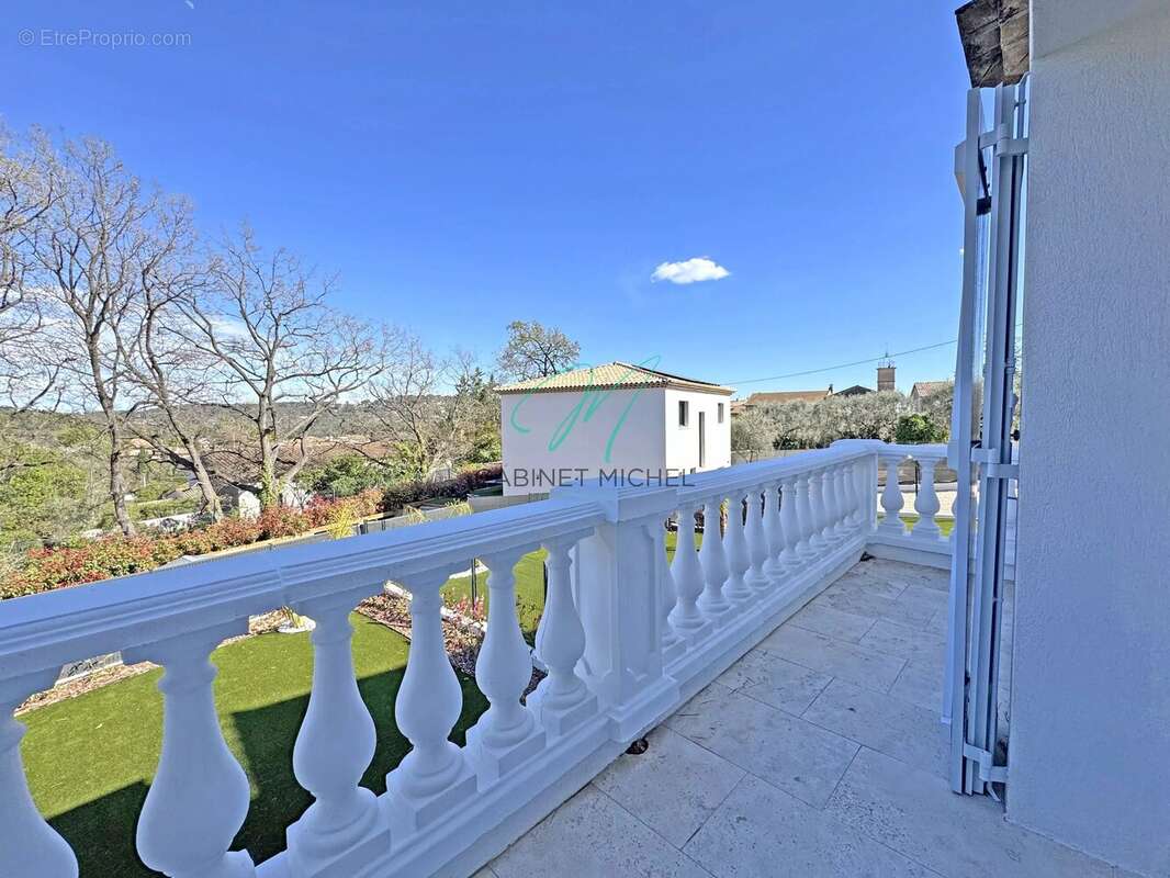 Appartement à LA ROQUETTE-SUR-SIAGNE