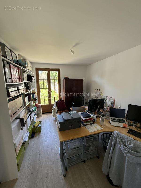 Propriété d'Exception - Quartier Résidentiel de PÉLISSANNE (DEPT13) - Villa Type 8 - 170 m2 - Terrain Arboré,Sécurisé - 1500M2 - - photo 15