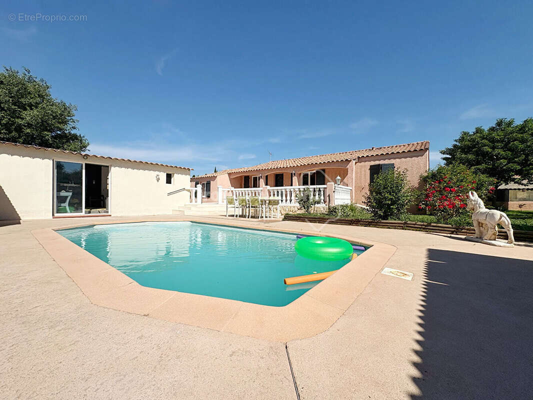 Exclusivité à Salon de Provence : Superbe maison 6 pièces avec piscine au quartier Bel-Air - La Crau - photo 2