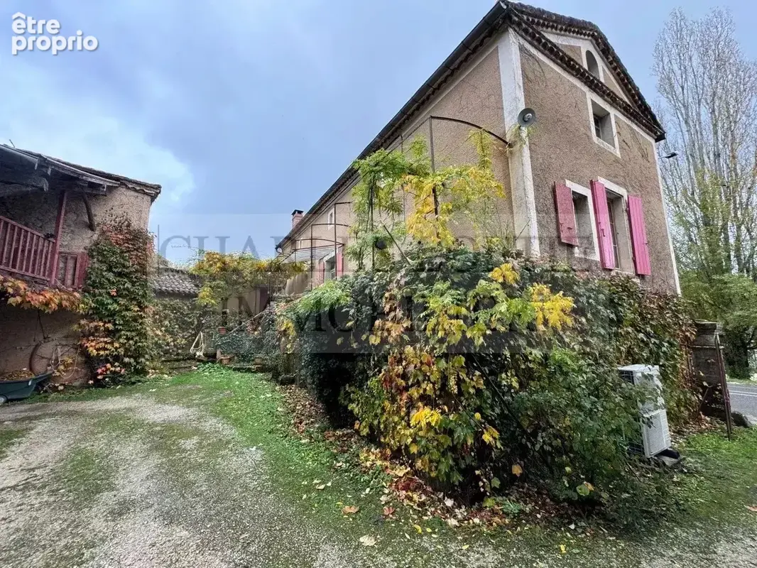 Imposante maison ancienne de caractère restaurée sur sous-sol avec dépendances, sur un terrain arboré de 3 782 m² - photo 2