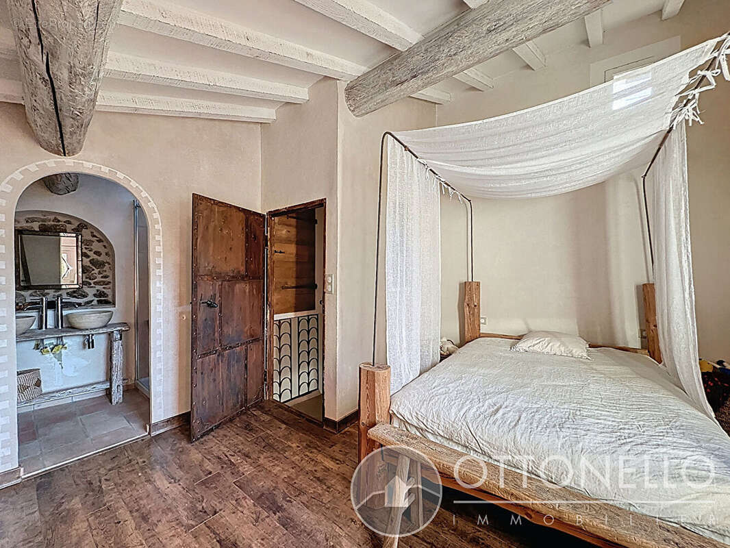 Maison de village 7 pièces de 191 m2 à Roquebrune-sur-Argens avec cour intérieure - photo 7