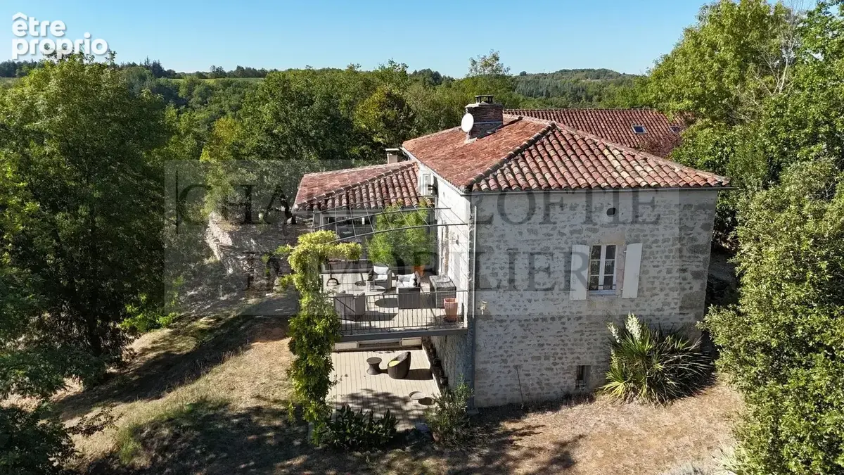 Propriété de caractère au cœur de 17 hectares de nature, avec maison principale, gîtes et piscine - photo 3