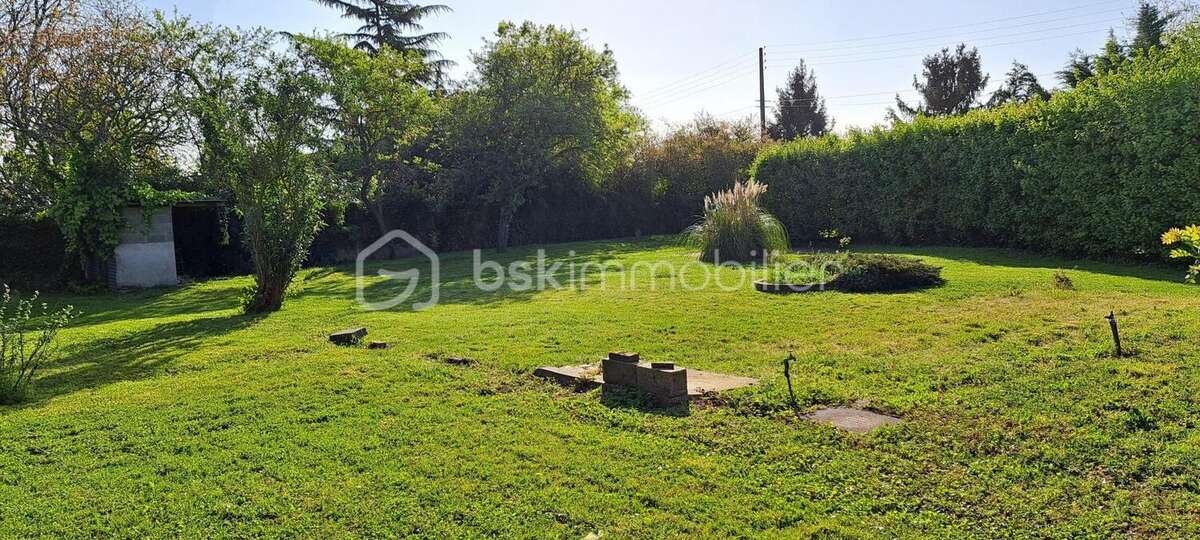 Terrain à NEUVILLE-SUR-BRENNE