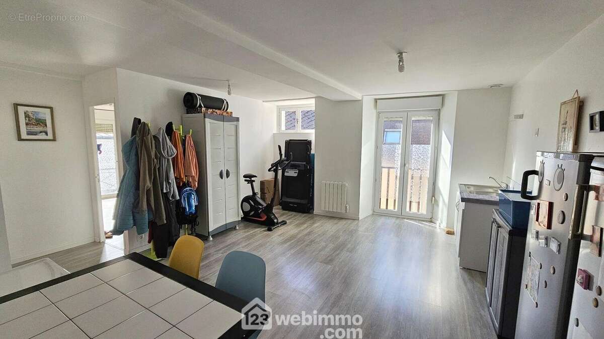 Un séjour lumineux de 16 m² tout parqueté. - Appartement à PUISEAUX