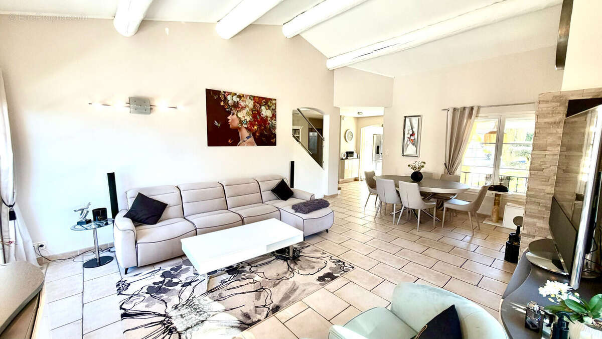 Maison à ENTRAIGUES-SUR-LA-SORGUE