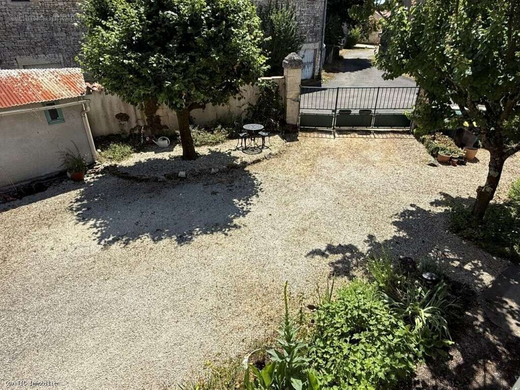 Maison de Caractère avec 5 Chambres Avec Terrain, 6 Minutes d'Aunac-Sur-Charente - photo 22