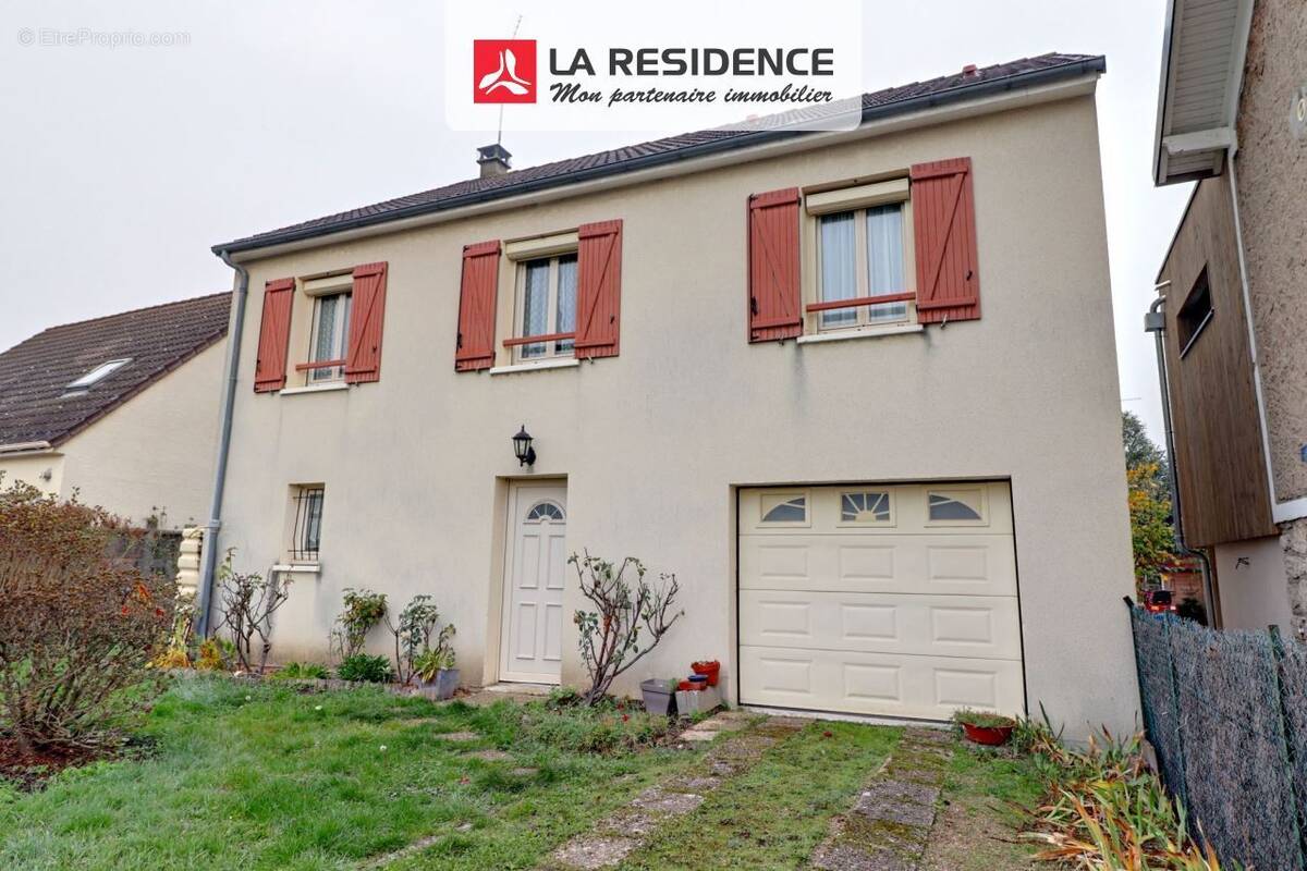 Maison à MAURECOURT