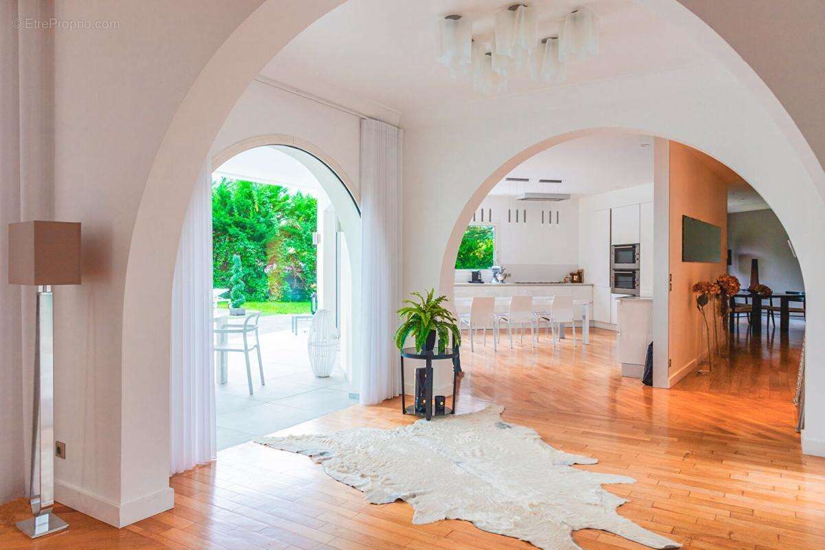 Maison Ecully Tronchon.1650000. 7 pièce(s) 286 m2 .5 chambres .terrain 1890m2.piscine.jardin - photo 8