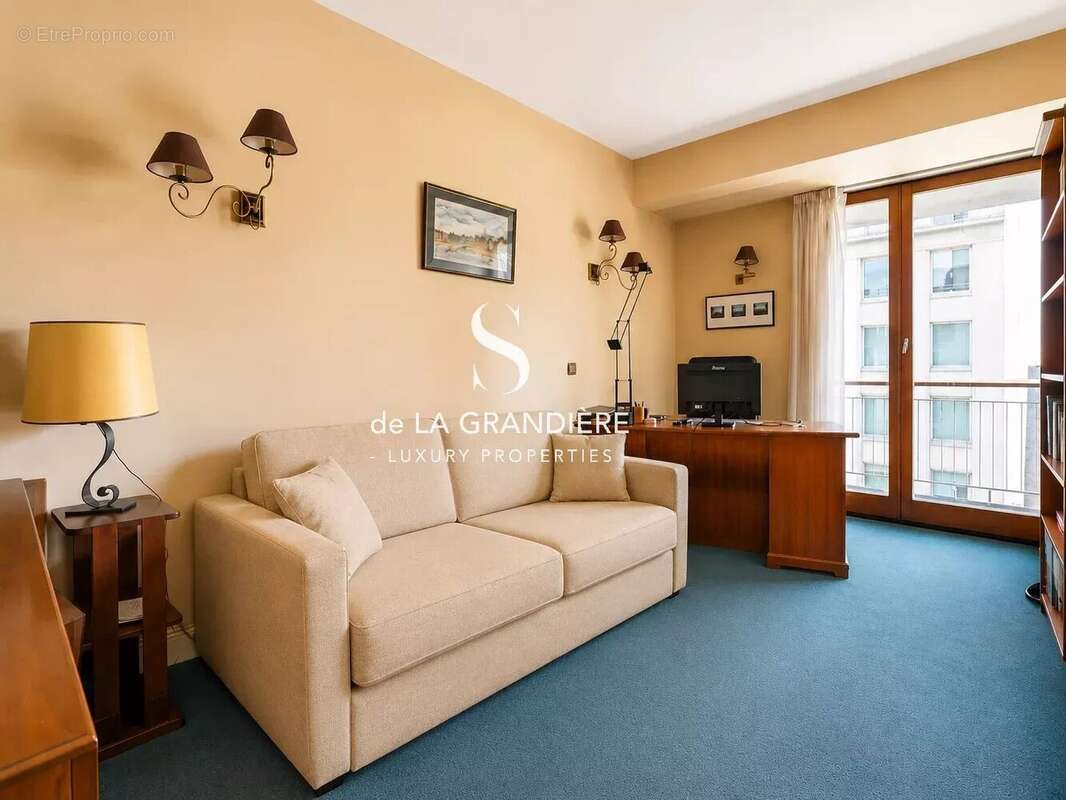 Appartement à PARIS-16E