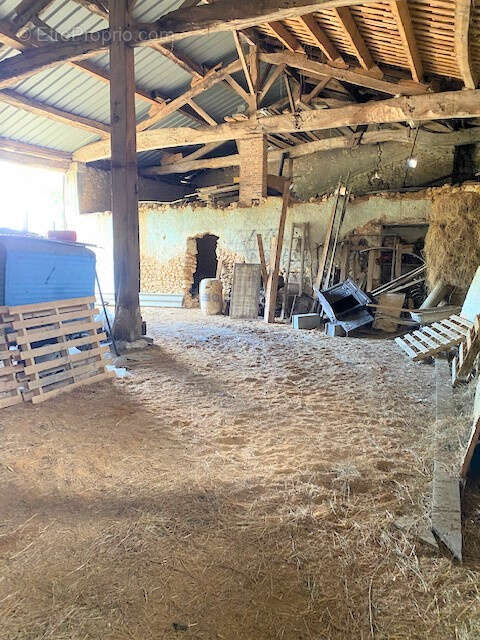 Grange avec ancienne maison sur plus de 7000m2 de terrain avec bois - photo 3