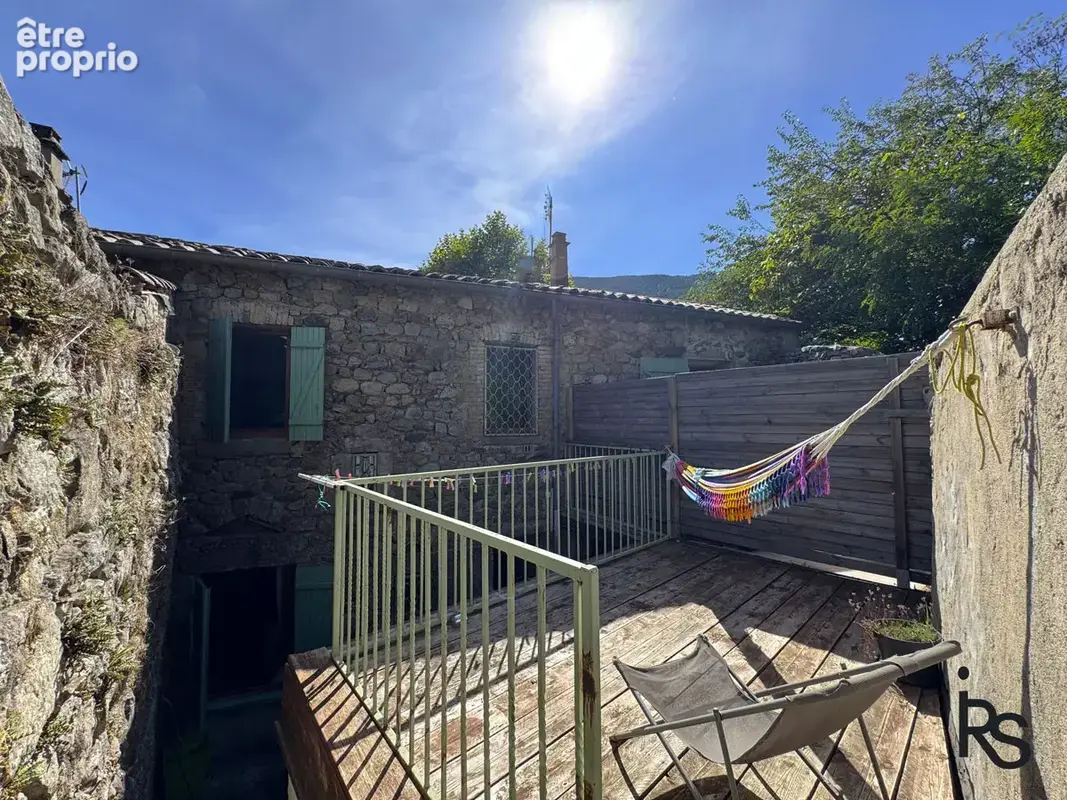 Maison de village avec un gîte, une petite cour et deux terrasses - photo 3