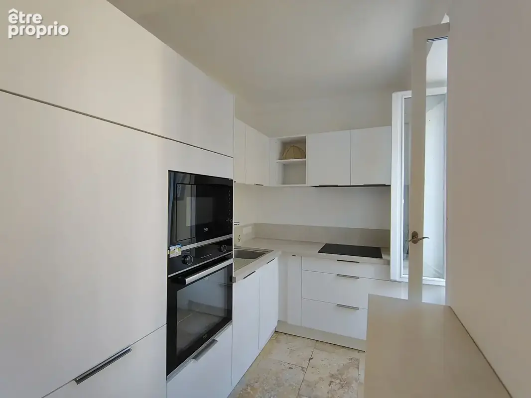 Entrecasteaux Coeur du village : immeuble avec local commercial et appartements - photo 5