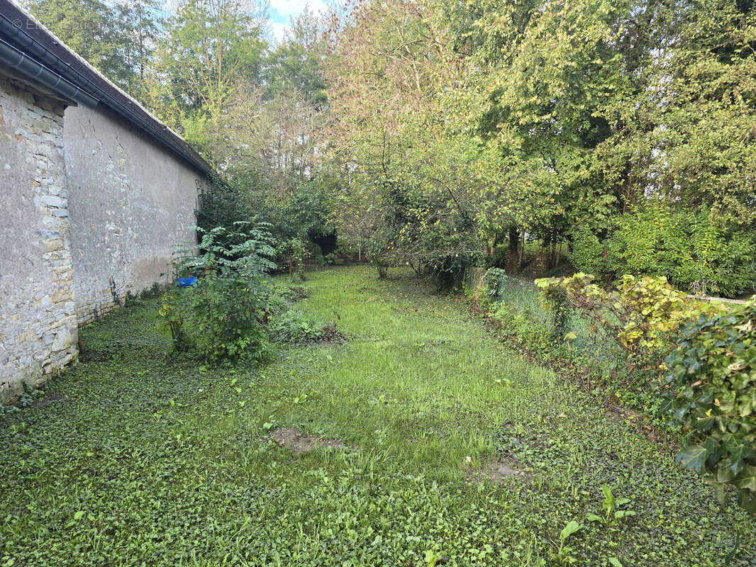 DUN SUR AURON : Terrain avec droit de pêche d'une superficie de 210 m2 clôturé. - photo 2