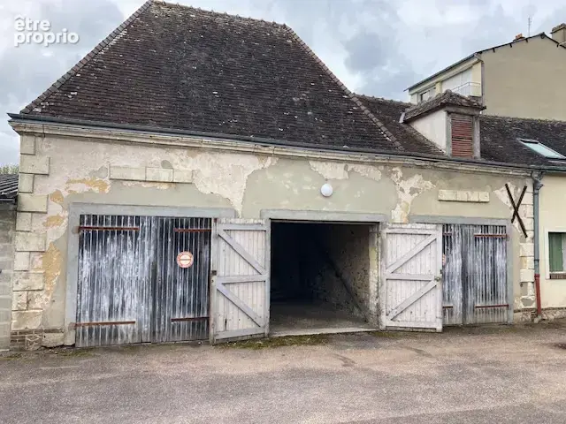NOGENT le ROTROU - Centre ville - Ancien Bâtiment aménagé en trois garages. - photo 1