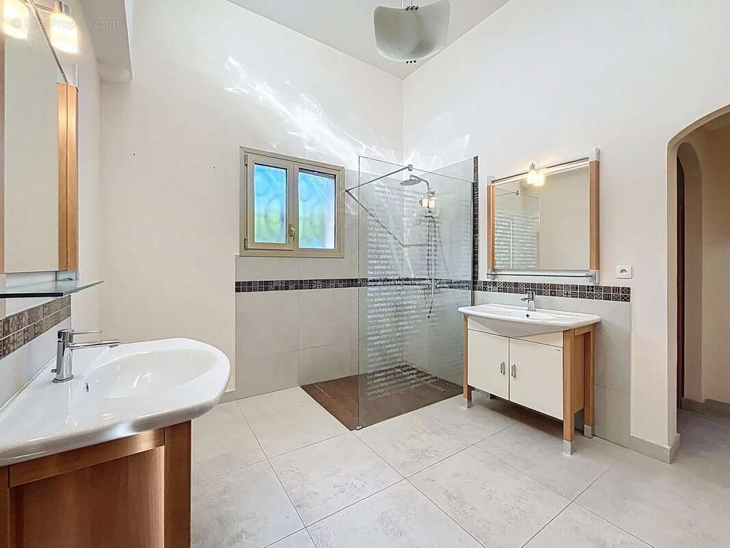 Maison à SAINT-LAURENT-DU-VAR