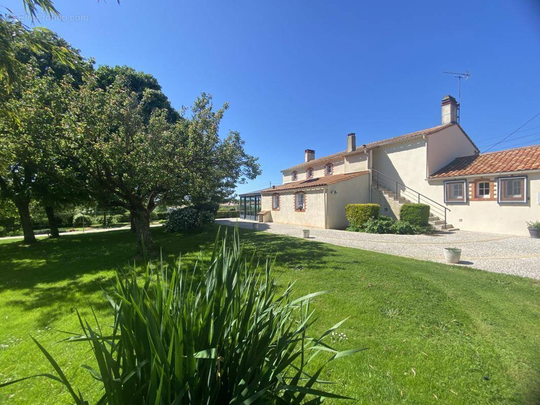 Maison à MOUTIERS-LES-MAUXFAITS