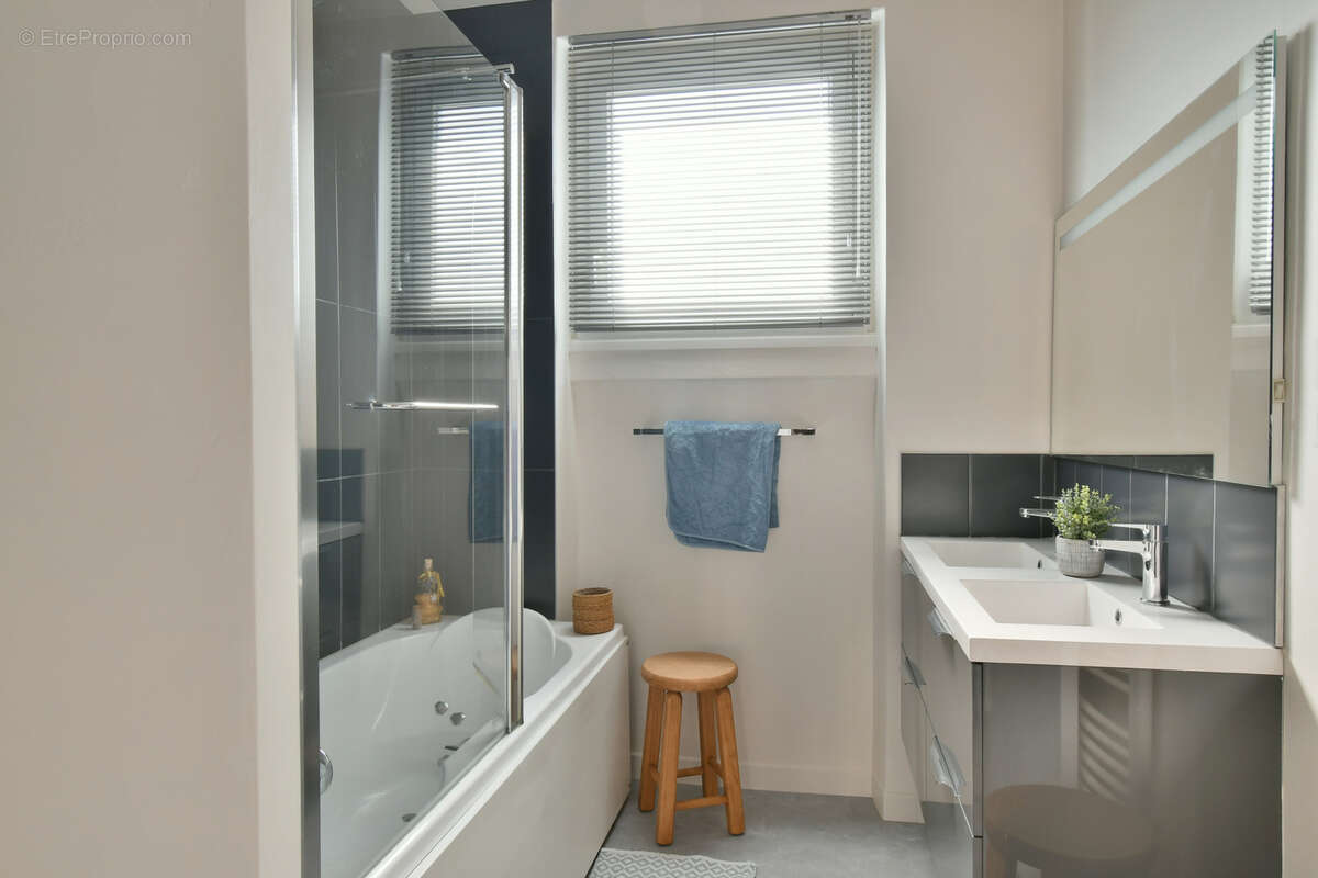 Maison familiale avec petit jardin et garage - photo 11