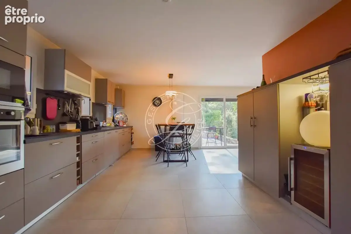 A VENDRE LORGUES - Villa traditionnelle avec piscine et vue dégagée - photo 3