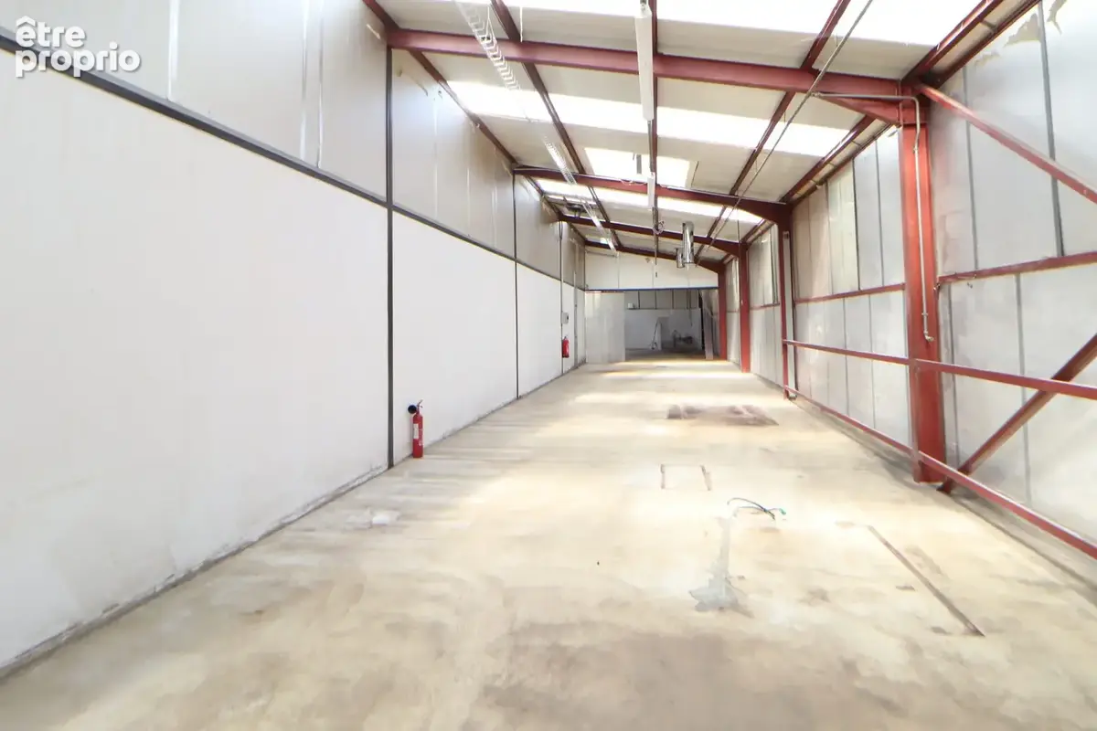 En exclusivite a saillans un batiment commercial ou professionnel - photo 2