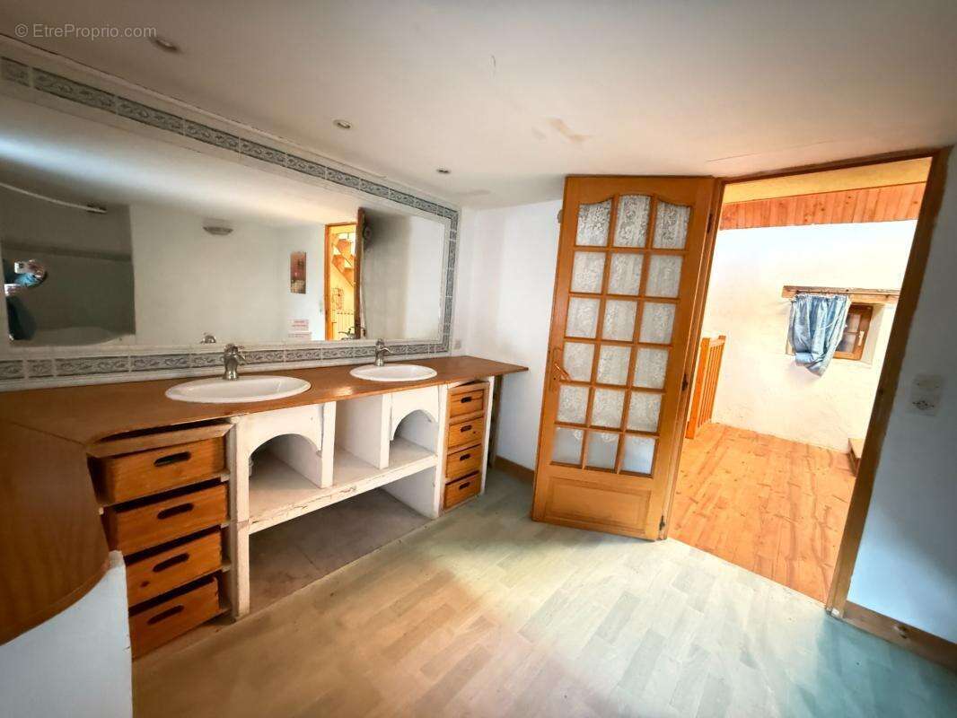 BELLE OPPORTUNITE ! Maison en pierre de 165m², pleine de charme, 4 chambres, Cour intérieure de 379m² 93 000 € - photo 14