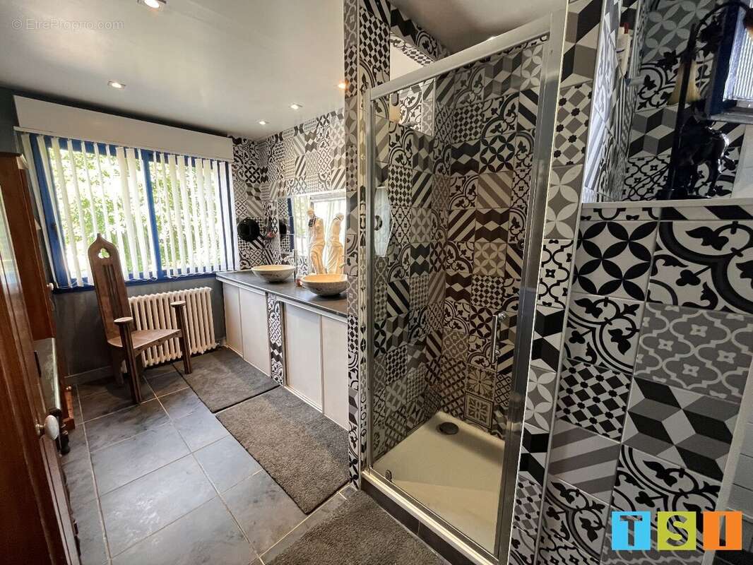 Maison rénovée 151 m²  4 chambres  Terrain 2120 m²  Piscine  Triple garage - photo 14