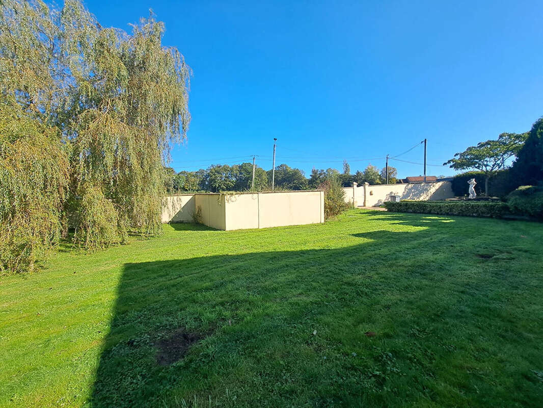 Belle demeure de 342m²  avec piscine intérieur, sous-sol total dans le village de FAVRIEUX - photo 2