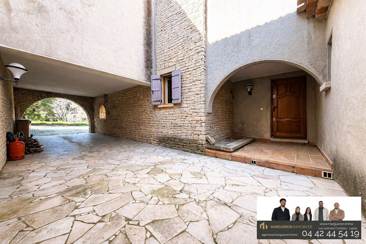 Maison à SAINT-MITRE-LES-REMPARTS