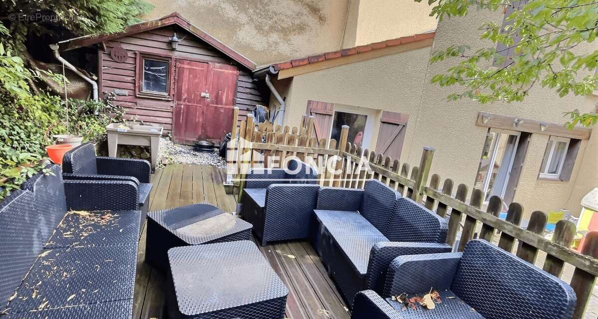 Maison à LE CHAMBON-FEUGEROLLES