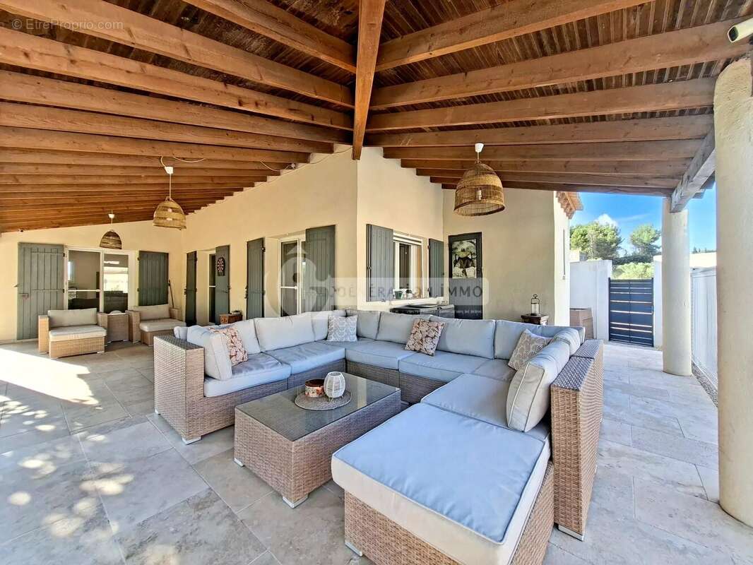 Villa de plain-pied avec piscine à Fontvieille - photo 2