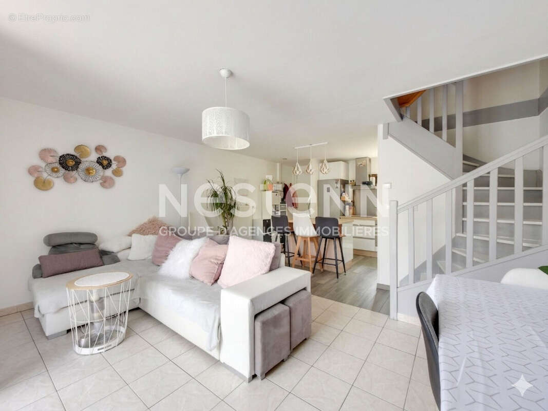 Vente Quartier des Berchères Maison Pontault Combault 5 pièces - 3 chambres - Jardin - photo 2