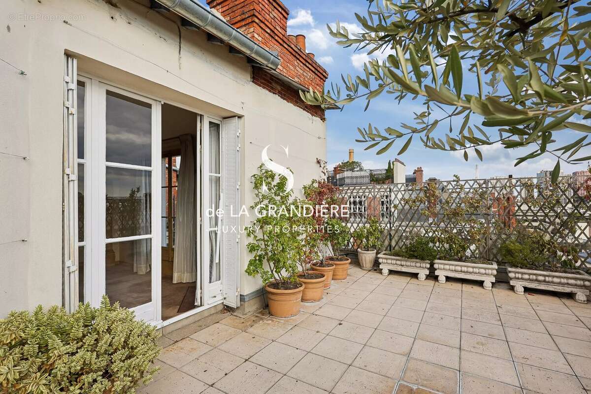Appartement à PARIS-16E